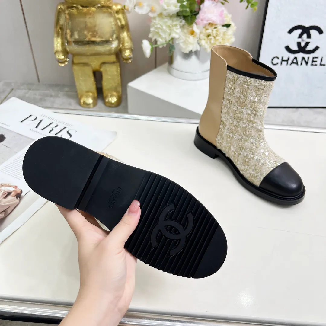 👟👟Ex-factory price 720👟👟 High version of Chanel CHANEL, 🌞🌞🌞Xiaoxiang’s latest 2025 autumn and winter short boots, a must-have item for this autumn and winter season! ! Ms. Chanel loves simple yet irresistible combinations to show her unique style. Mix and match freely to shine⚡Follow Grandma’s fashion steps! ! ! The top-notch craftsmanship and texture are perfectly presented. No matter any details, you can compare them with the counters. The best quality products can be entered and exited from the counters at will! ❶Fabric: imported sheepskin with customized fabrics ❷Lining: sheepskin lining ❸Foot pads: sheepskin ❹Outsole: original molded sole ❺Heel height: 3.5cm ❻Boot shaft height: total height 7 inches ❼Number: 35-40 (40 and 41 are customized and cannot be returned)